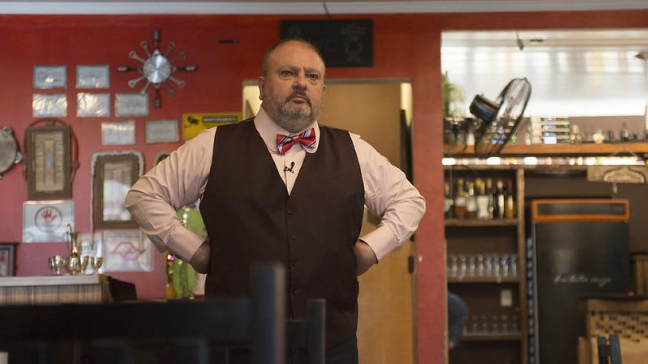 Erick Jacquin em cozinha de restaurante de episódio da segunda temporada de Pesadelo na Cozinha (foto: Carlos Reinis/Band)