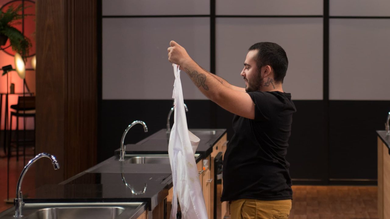 Antônio, de 23 anos, deixou o MasterChef; reality gastronômico teve a pior audiência pela segunda semana consecutiva (foto: Band/Carlos Reinis)