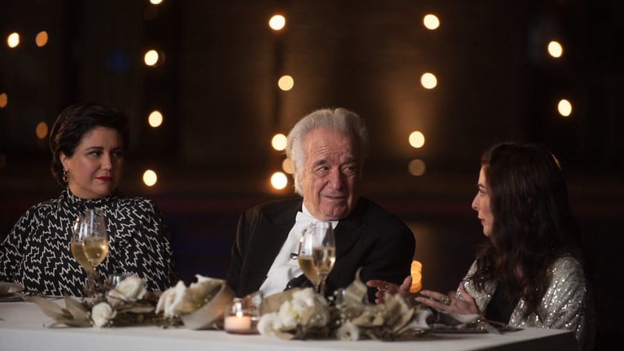 Imagem com foto da cantora Maria Rita e o maestro João Carlos Martins conversando com Ana Paula Padrão