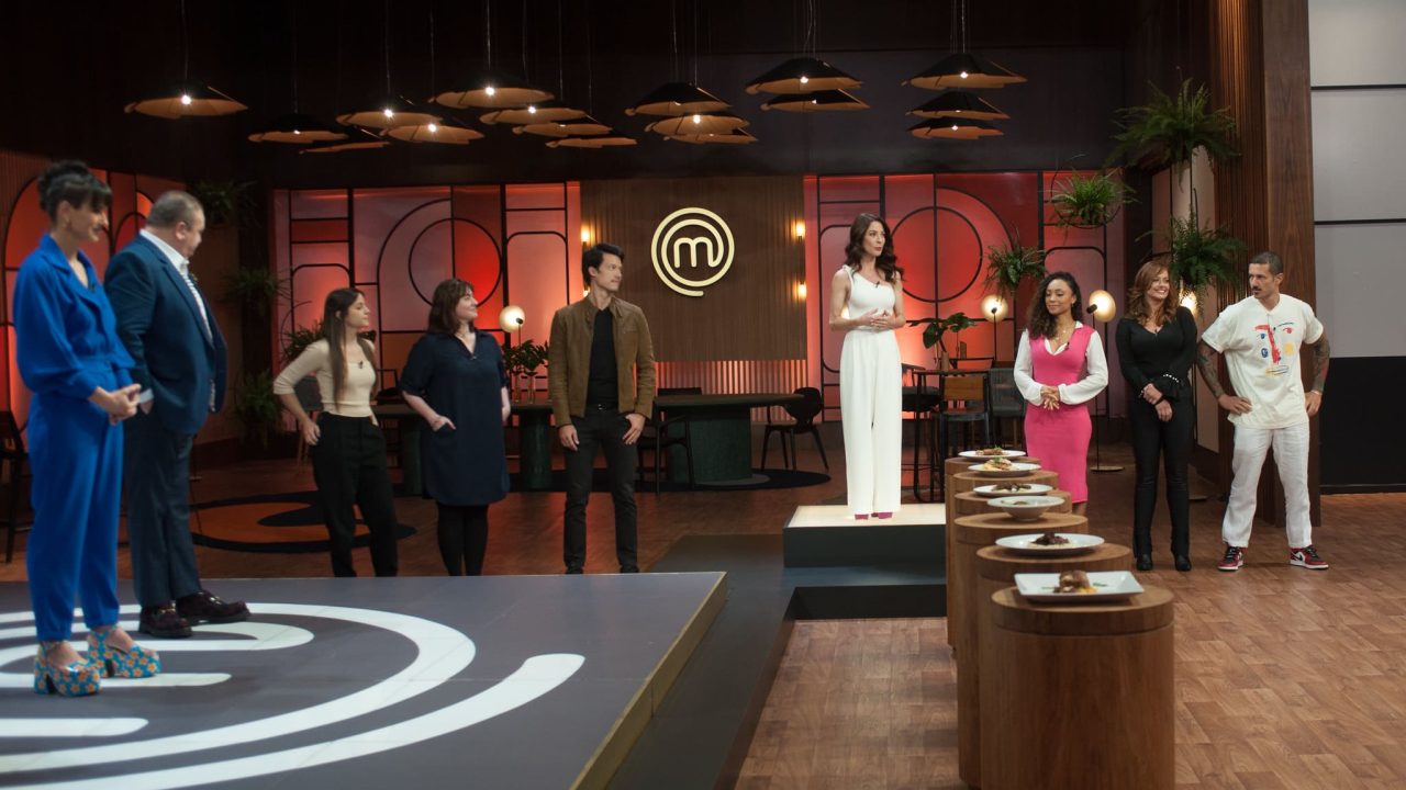 Imagem com foto dos participantes das temporadas anteriores do MasterChef com os jurados e a apresentadora Ana Paula Padrão