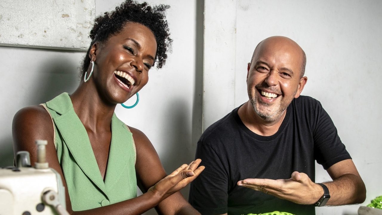 Foto de Maju Coutinho e Alex Escobar, apresentadores do Carnaval da Globo