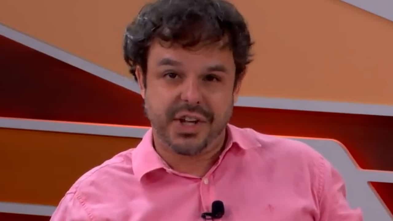 Imagem com foto do comentarista Adrilles Jorge, da Jovem Pan