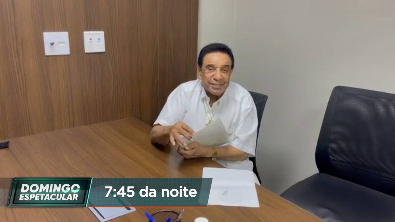 Agnaldo Timóteo no momento em que assina o testamento (foto: Divulgação/Record)