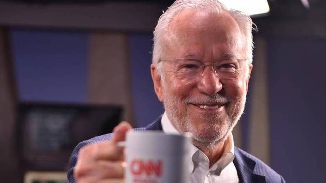 Imagem do jornalista Alexandre Garcia segurando uma caneca com o logotipo da CNN Brasil