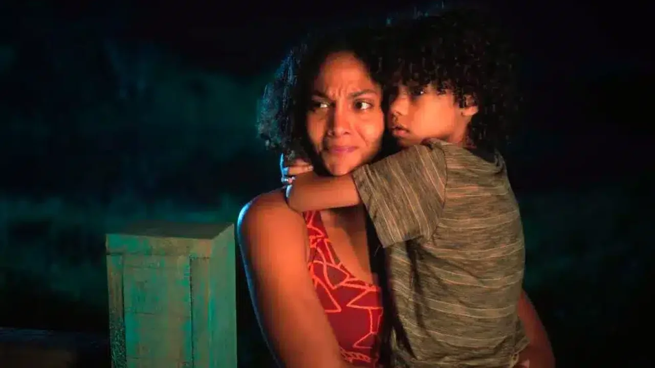 Aline e João fogem pelo matagal para escaparem dos jagunços enviados para matá-los em Terra e Paixão