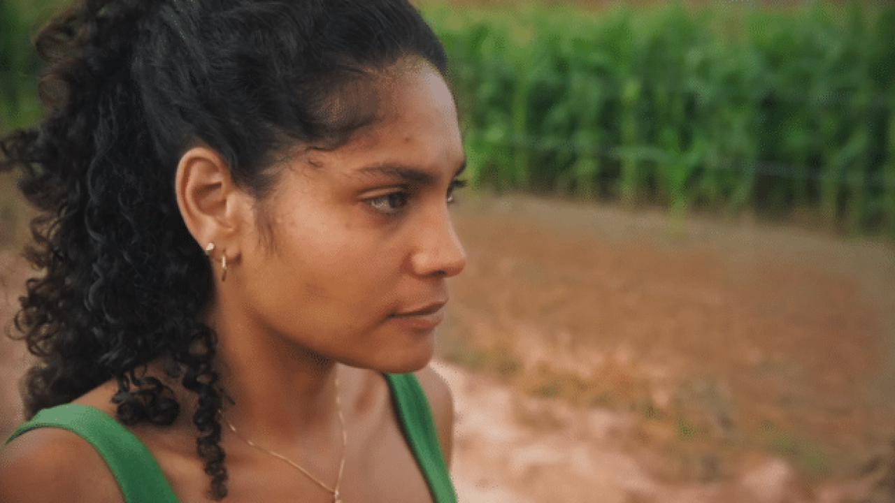 Aline flagra Vinícius em suas terras e vai tirar satisfações com Antônio La Selva em Terra e Paixão