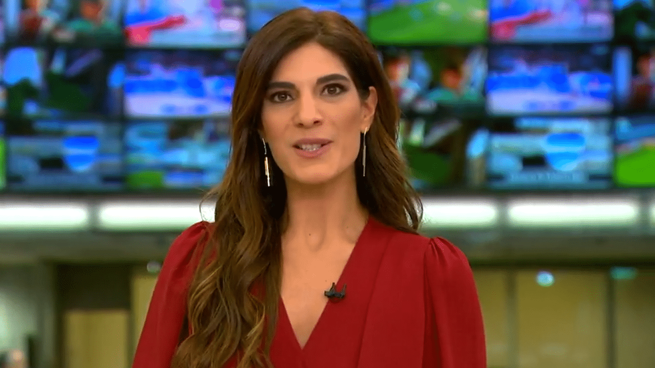 Imagem com foto de Andréia Sadi durante apresentação do Jornal Hoje