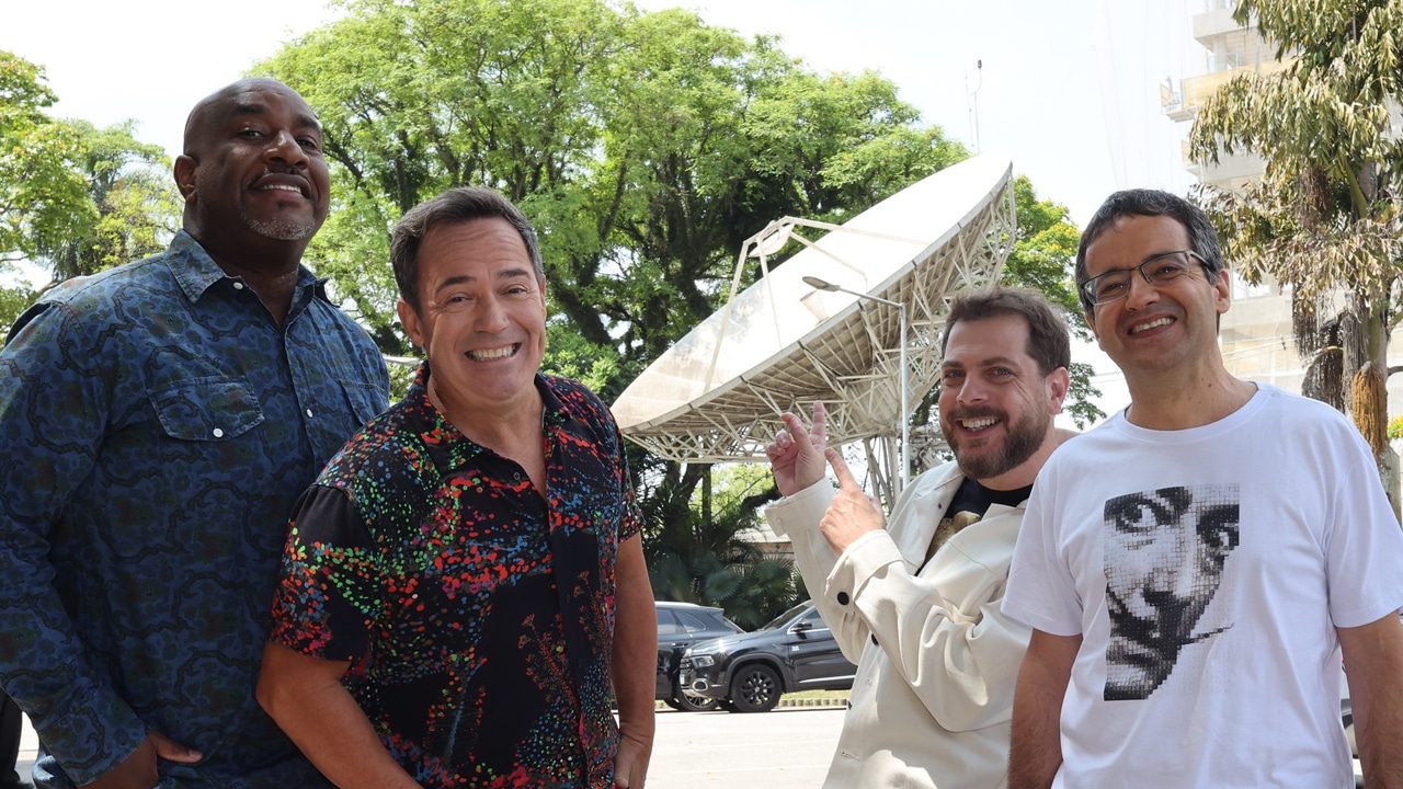 Imagem com foto de Ângelo Campos, Tatola Godas, Dennys Motta e Ricardinho Mendonça, apresentadores do Perrengue na Band