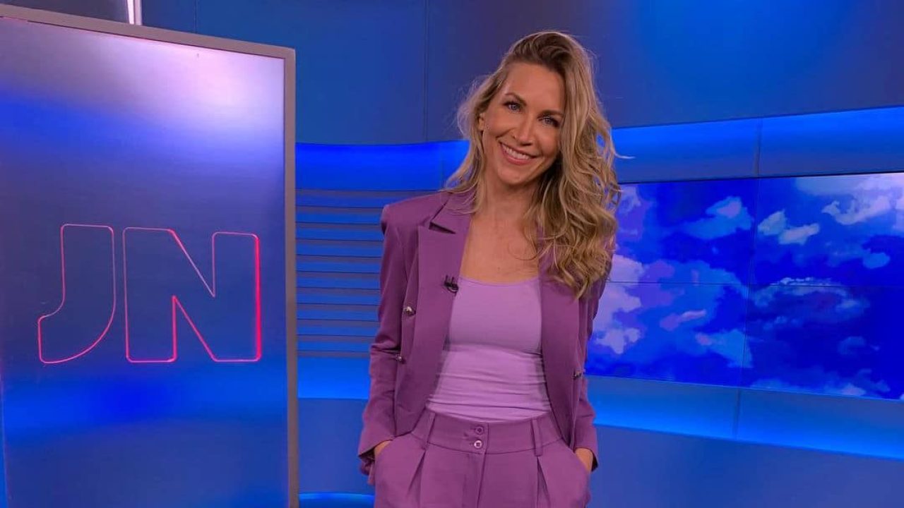 Imagem com foto da apresentadora Anne Lottermann no estúdio da previsão do tempo do Jornal Nacional