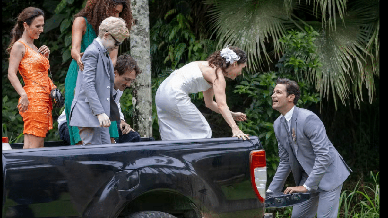 Após sofrer acidente com o carro, Lucinda chega ao casamento na caçamba em Terra e Paixão