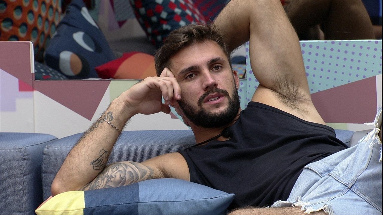 Arthur disse que o quarto colorido do BBB21 fede a urina (foto: Reprodução/Globo)