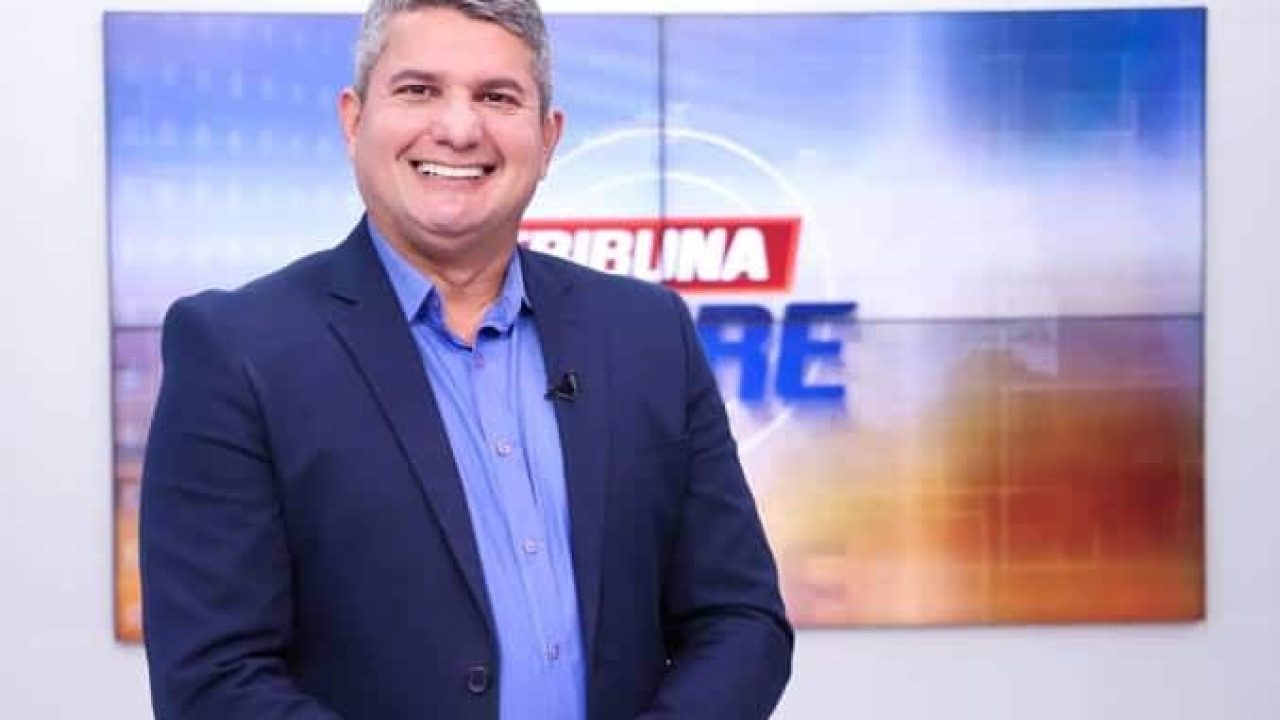 Gernand Lopes posa no estúdio do Tribuna Livre, da afiliada da RedeTV! (foto: Divulgação/TV Arapuan)