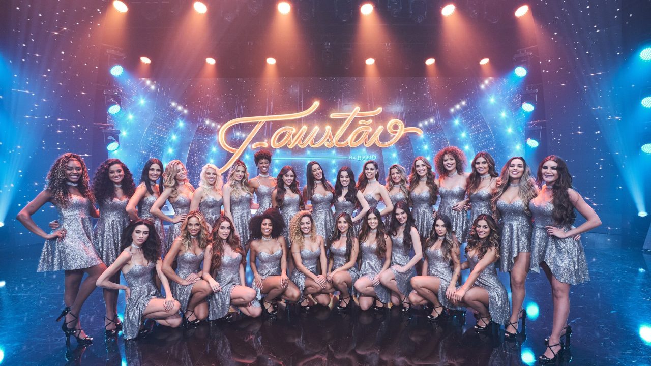 Imagem com foto das bailarinas do Faustão no palco do programa Faustão na Band