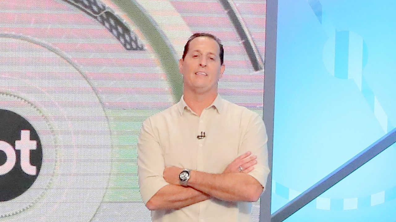 Imagem com foto do apresentador Benjamin Back no cenário do Arena SBT