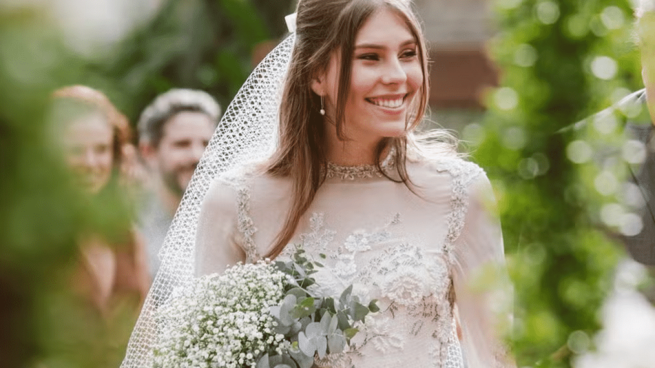 Buba ganha o vestido de noiva que foi da avó que a mãe acaba trazendo de presente para a garota em Renascer