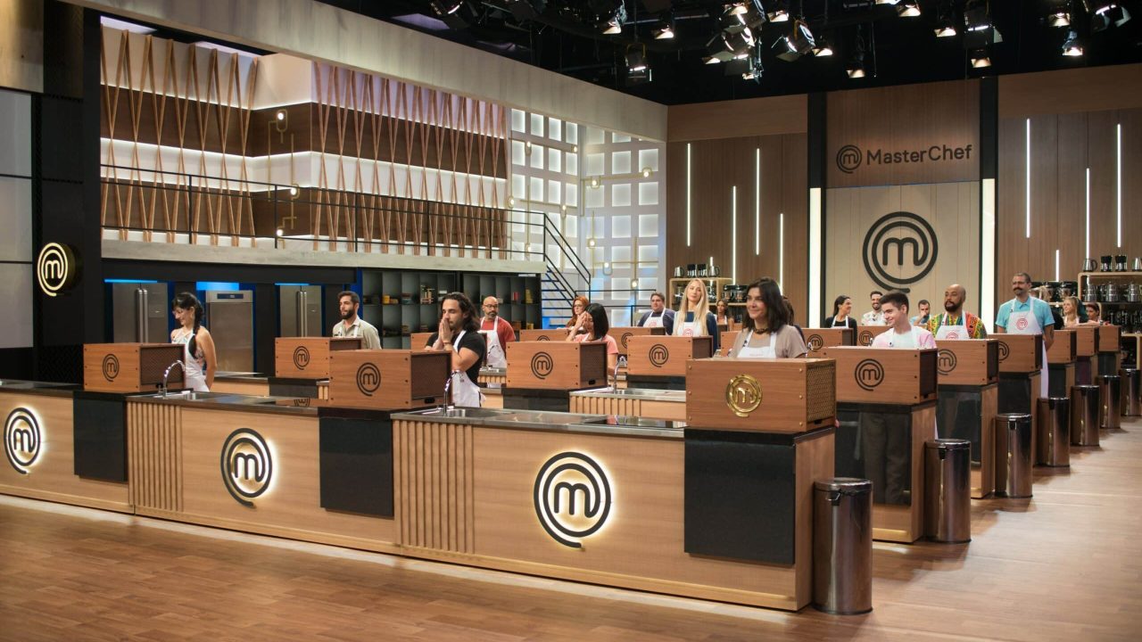 Participantes do MasterChef se deparam com a icônica Caixa Misteriosa (foto: Divulgação/Band)