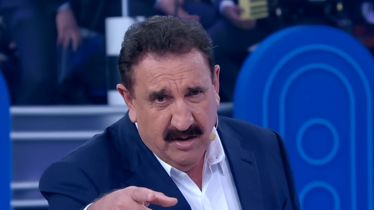 Imagem com foto do apresentador Carlos Massa, o Ratinho, durante a apresentação de seu programa no SBT