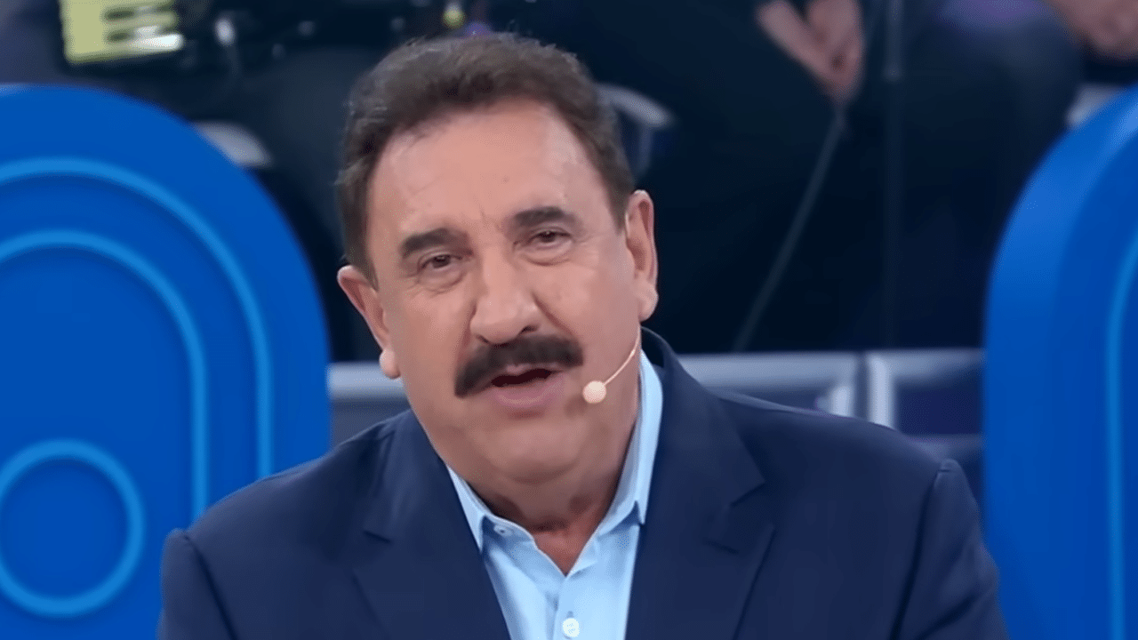 Imagem com foto do apresentador Ratinho durante seu programa no SBT