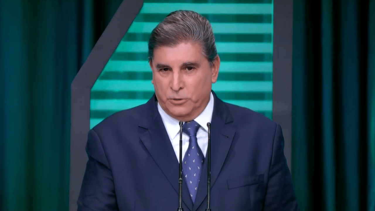 Foto de Carlos Nascimento no estúdio do debate do SBT