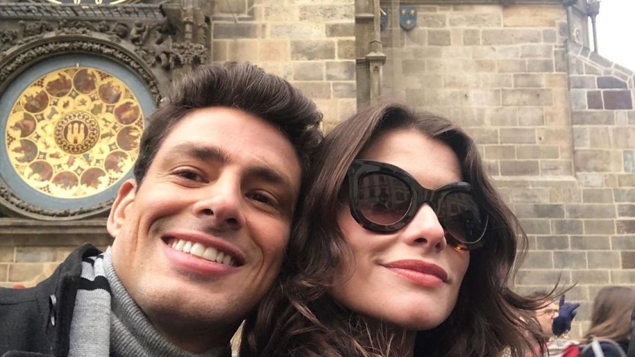 Cauã Reymond e Alinne Moraes são um casal na história de Um Lugar ao Sol (foto: Reprodução)