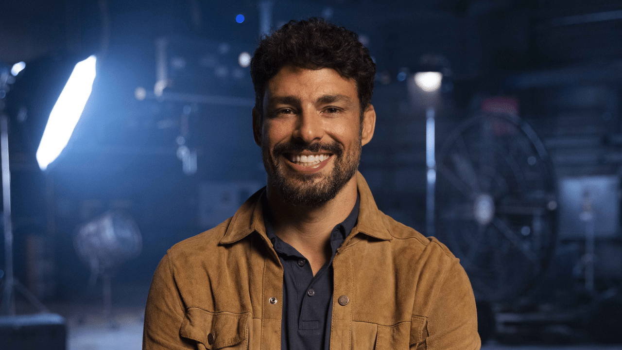 Imagem com foto do ator Cauã Reymond, protagonista de Terra e Paixão