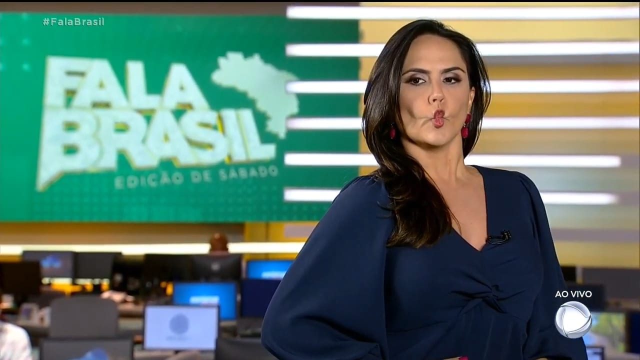 Carla Cecato revelou aos seguidores que ganhou peso após ser demitida da Record (foto: Reprodução/Record)