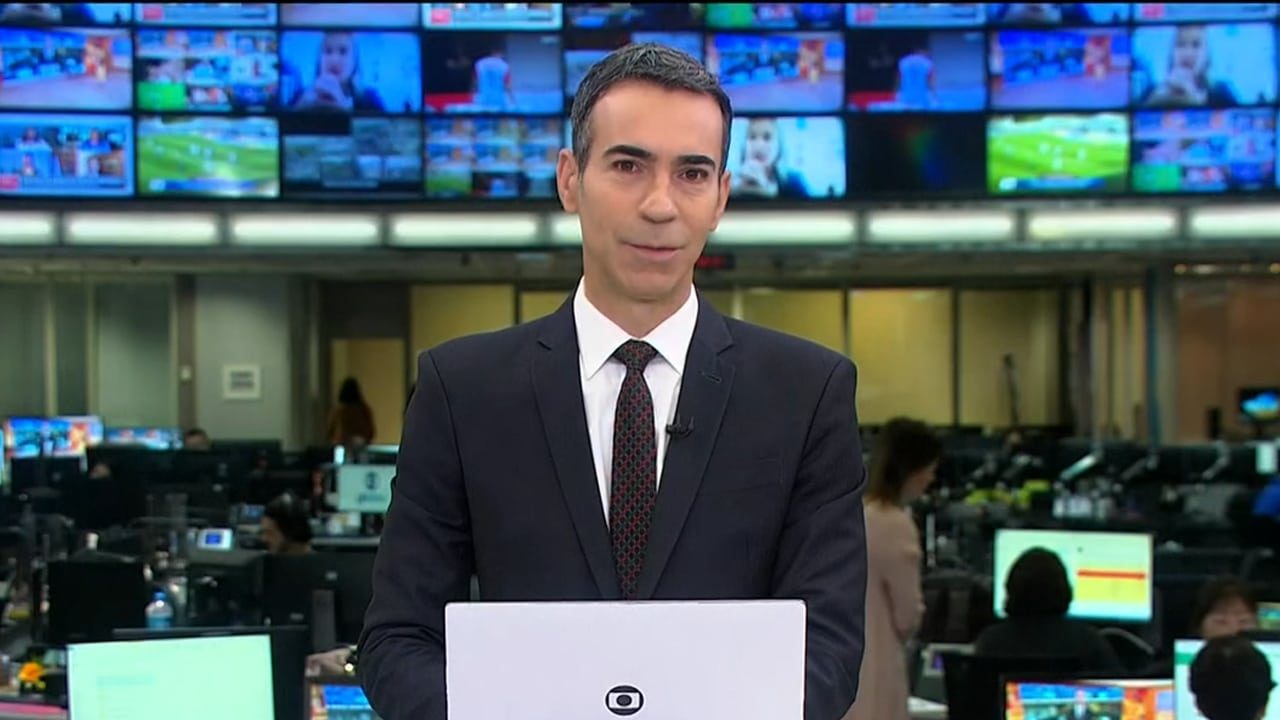 Imagem com foto do apresentador César Tralli