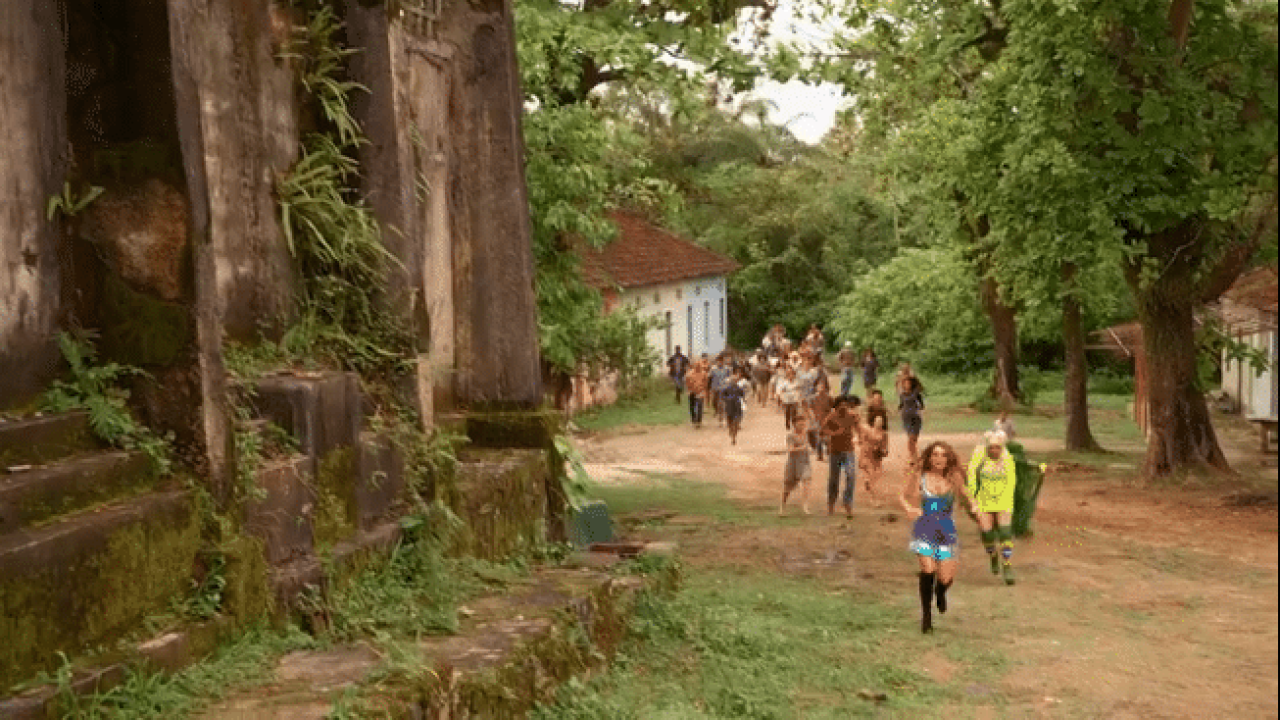 Chayenne e Socorro são perseguidas pela população de Sobradinho em Cheias de Charme