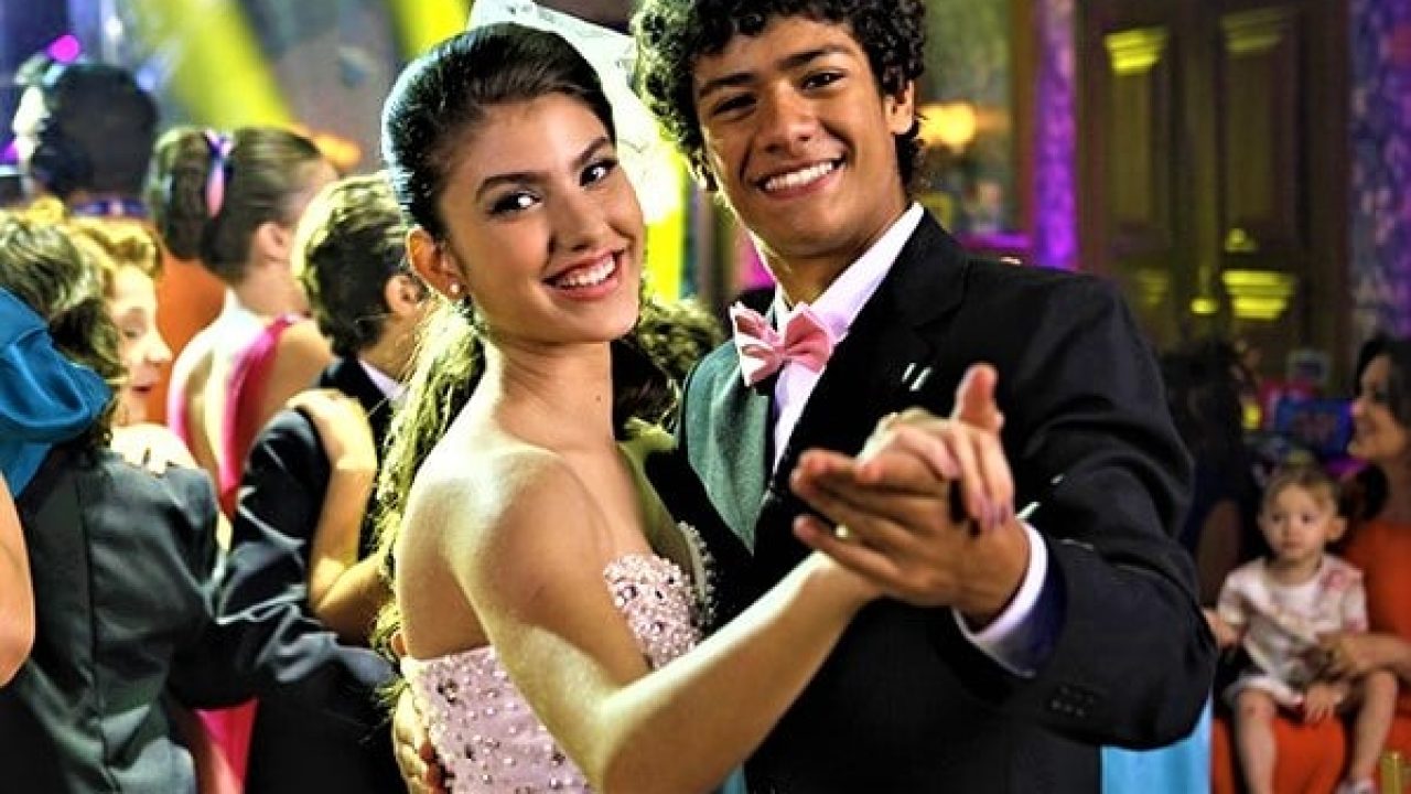 Imagem de Mili (Giovanna Grigio) e Mosca (Gabriel Santana) dançando valsa na festa de 15 anos da personagem