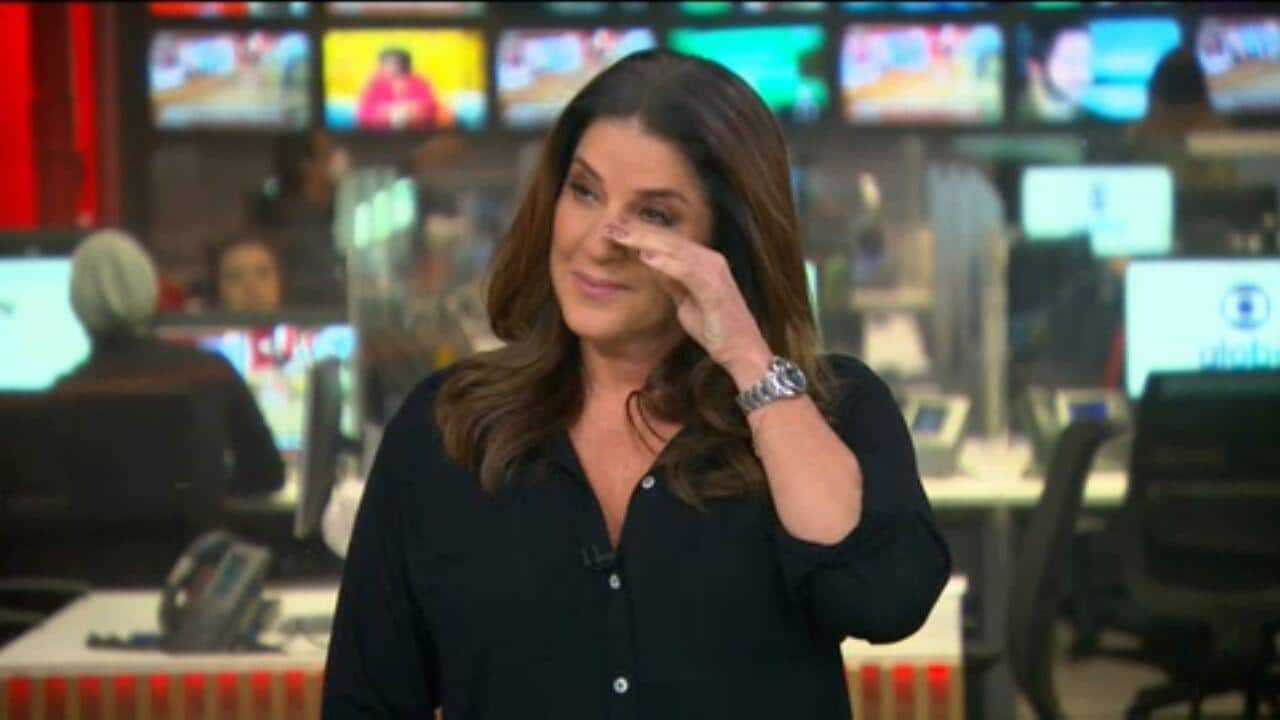 Imagem com foto de Christiane Pelajo emocionada na GloboNews