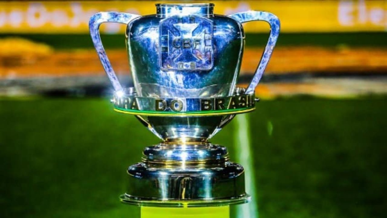 Imagem com foto da taça da Copa do Brasil