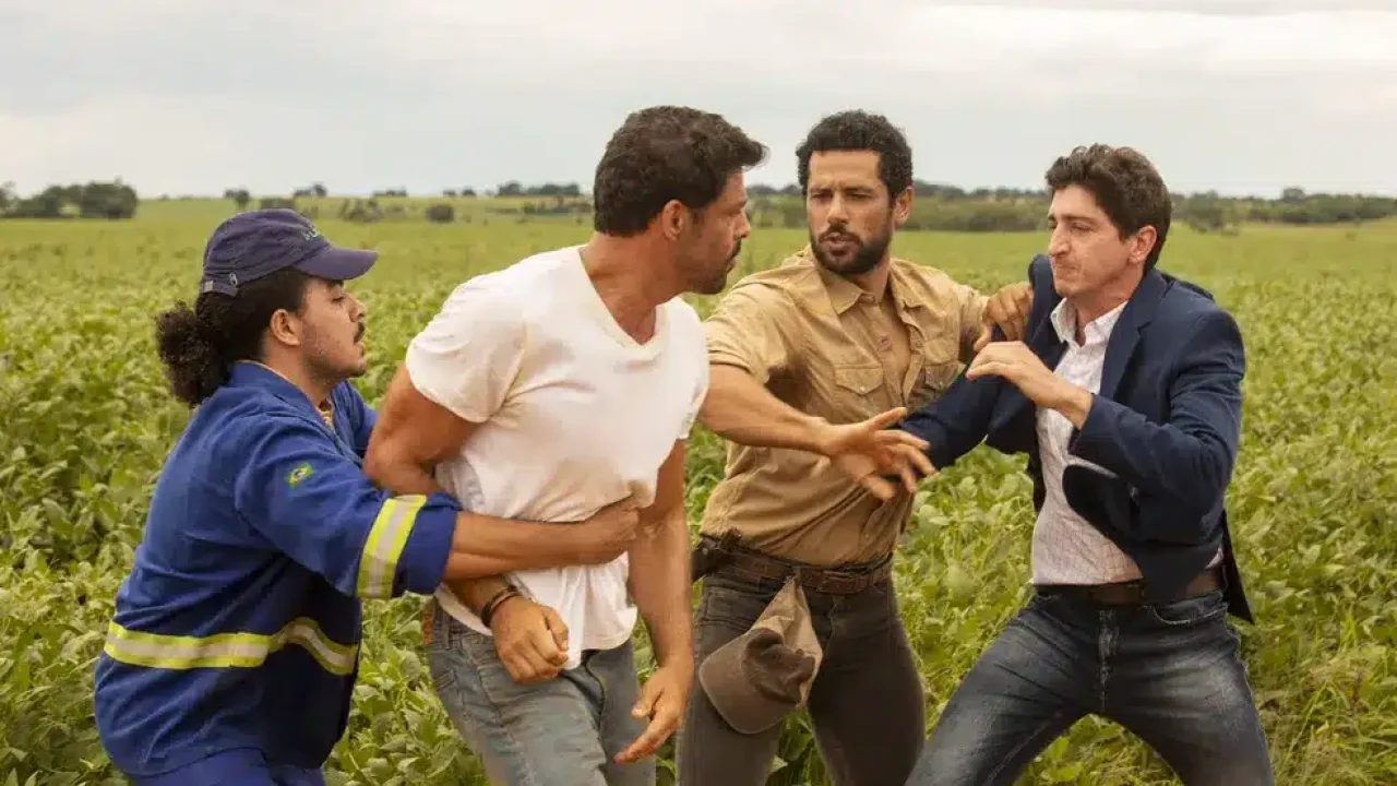 Daniel parte para cima de Caio após ele xingar a sua mãe em Terra e Paixão