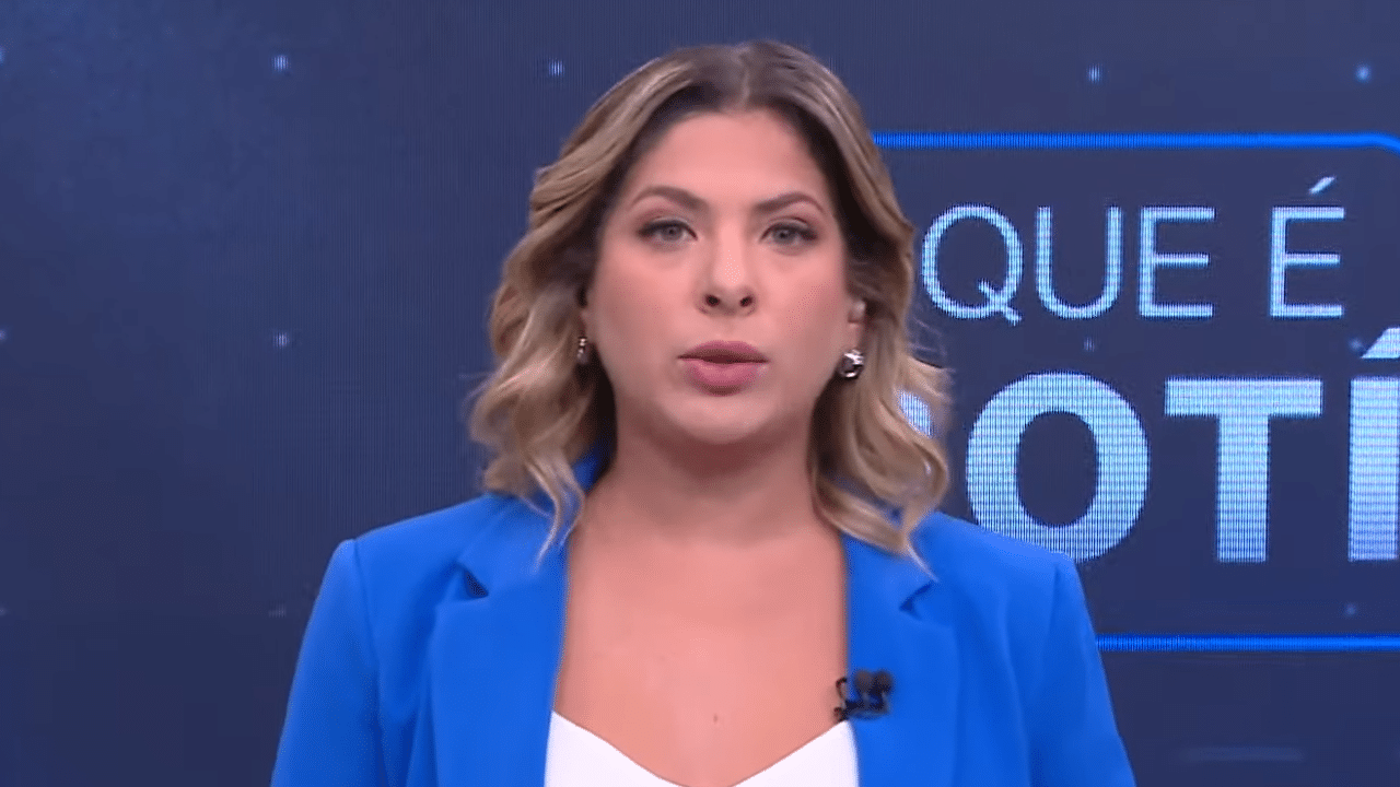 Imagem com foto de Daniela Lima na apresentação do CNN 360º na CNN Brasil