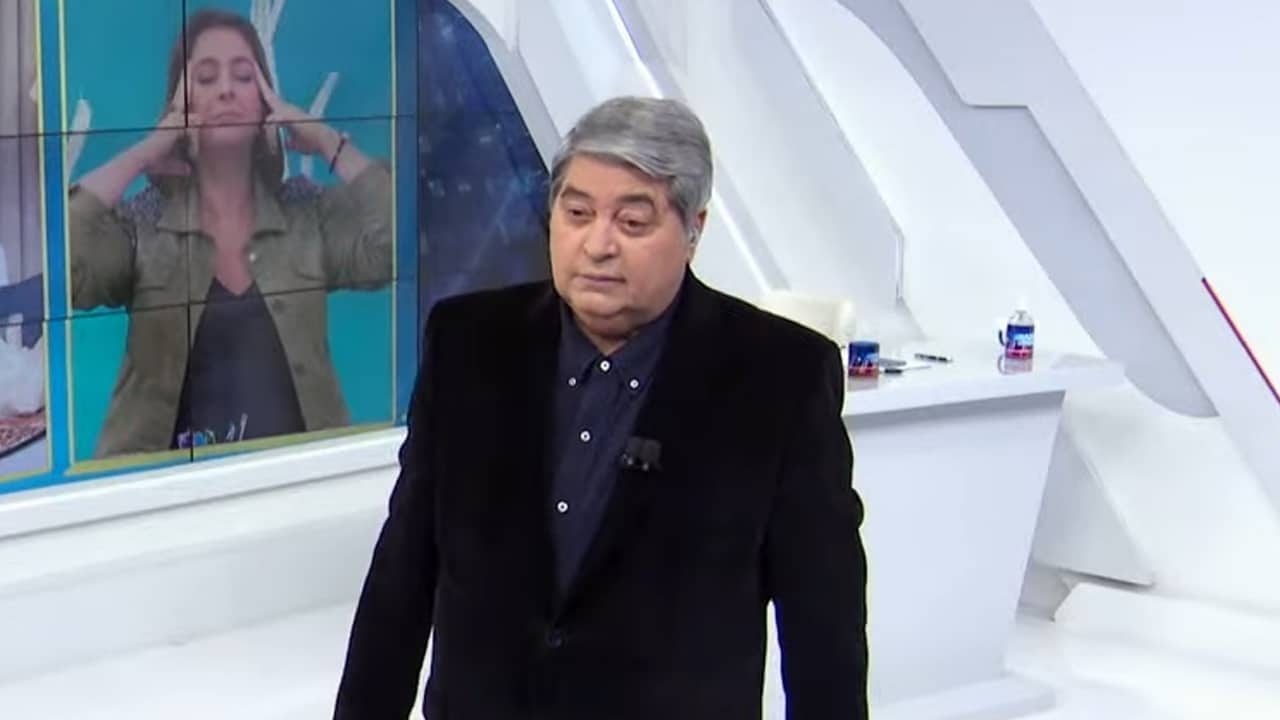 Imagem com foto de José Luiz Datena durante apresentação do Brasil Urgente