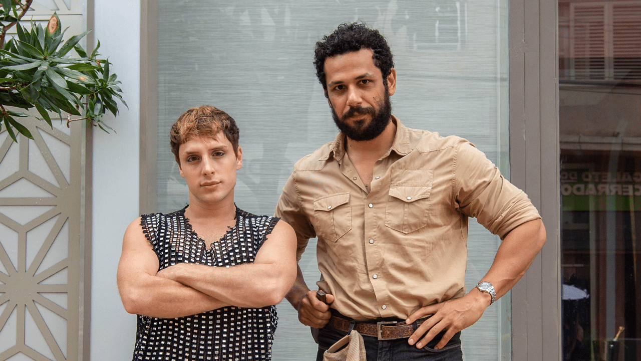 Imagem com foto dos atores Diego Martins e Amaury Lorenzo. Ator que interpreta Kelvin em Terra e Paixão recebe cantada de homens casados com mulheres