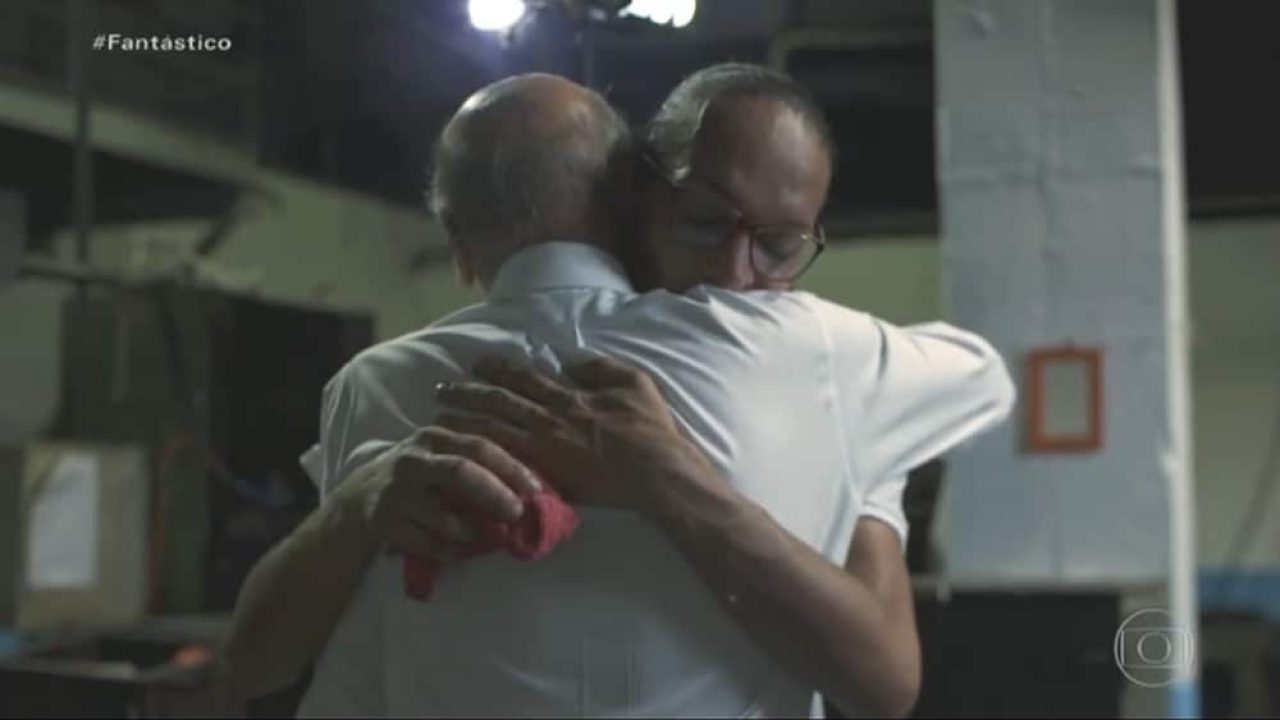 Drauzio Varella abraça Suzy Oliveira após ela dizer em entrevista ao Fantástico que não recebe visitas há 8 anos (foto: Reprodução/Globo)