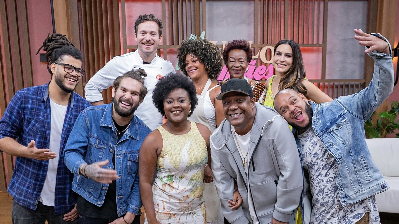 Imagem com foto das famílias da banda Filhos da Bahia e do cantor Márcio Victor