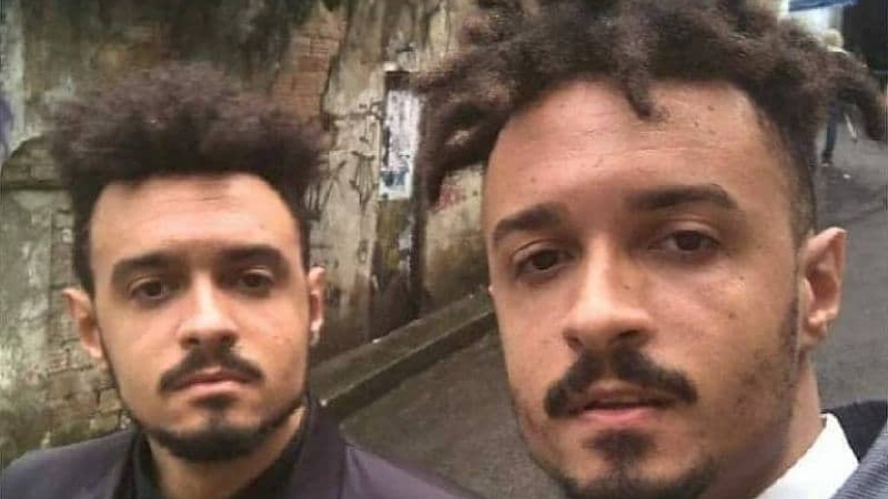 Imagem com selfie dos irmãos gêmeos Eduardo e Marcos Carvalho, autores da nova temporada de Malhação