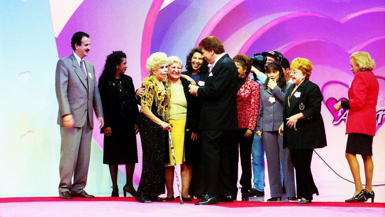 Dercy Gonçalves no palco do Em Nome do Amor com convidados e Silvio Santos (foto: SBT/João Batista da Silva)