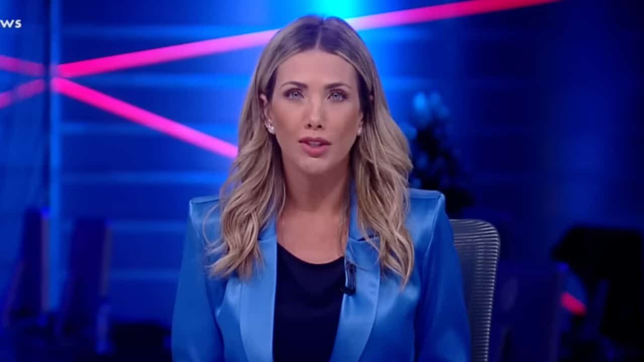 Imagem com foto da apresentadora Erica Reis na bancada do RedeTV News