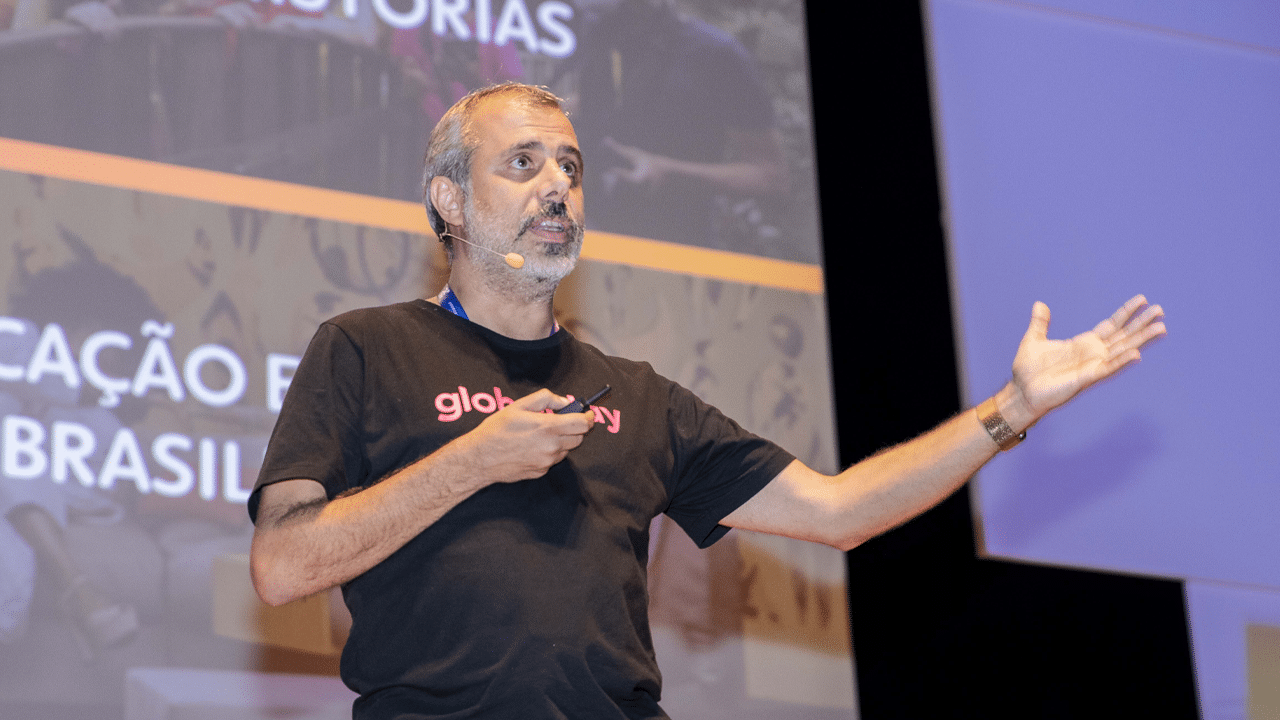 Imagem com foto do executivo da Globo Erick Brêtas, que quer conquistar atores para trabalharem em novelas