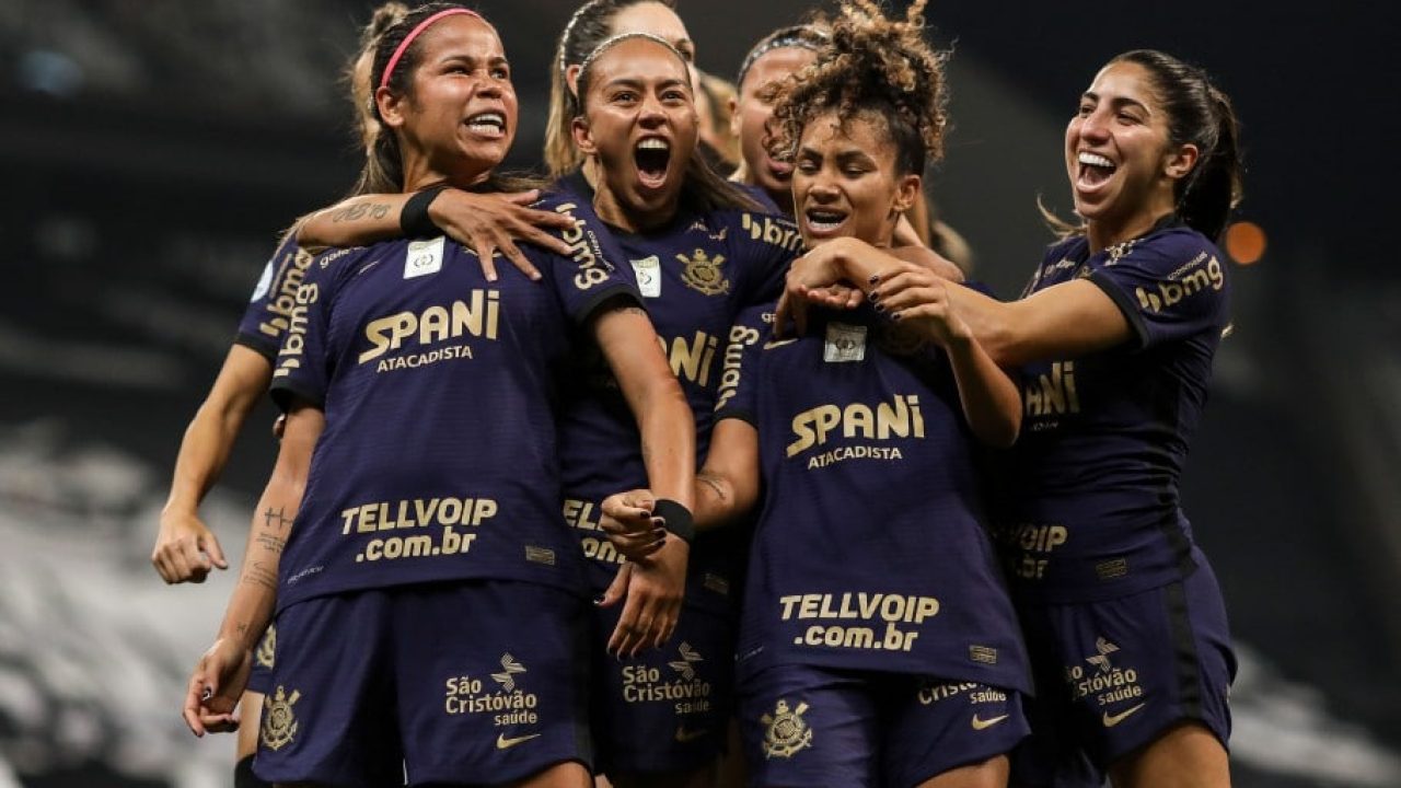 Imagem das jogadoras do Corinthians comemorando durante a partida da final do Campeonato Brasileiro Feminino