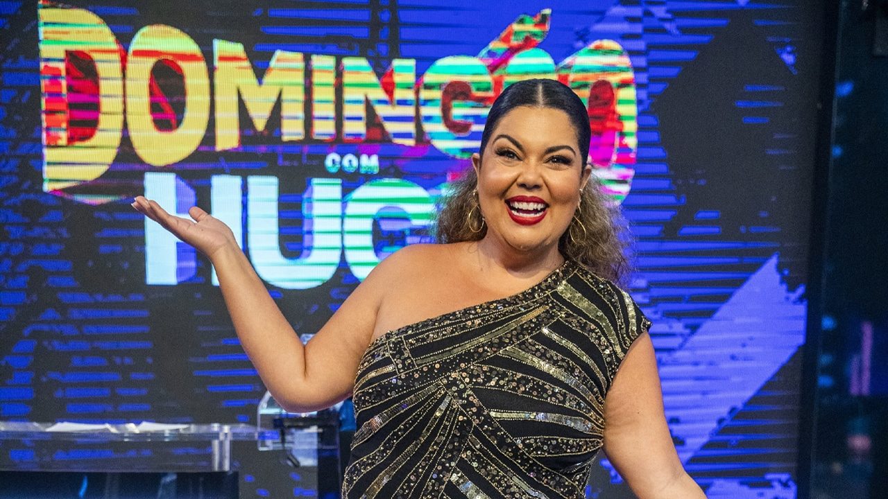 Imagem com foto da atriz Fabiana Karla no palco do Domingão com Huck