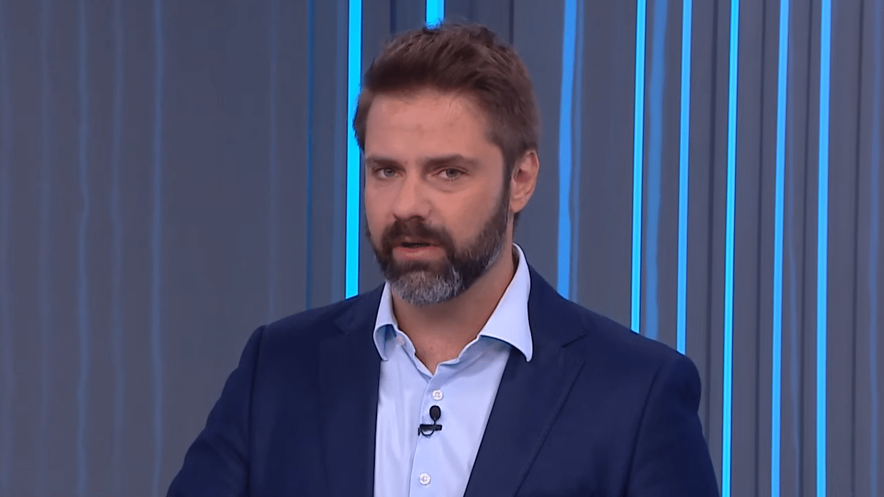 Imagem com foto do comediante Fábio Rabin durante participação no Live CNN