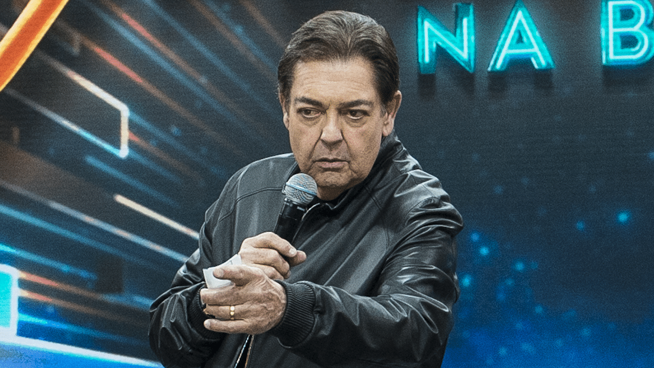 Imagem com foto de Fausto Silva no palco do Faustão na Band, apresentador não irá para o SBT