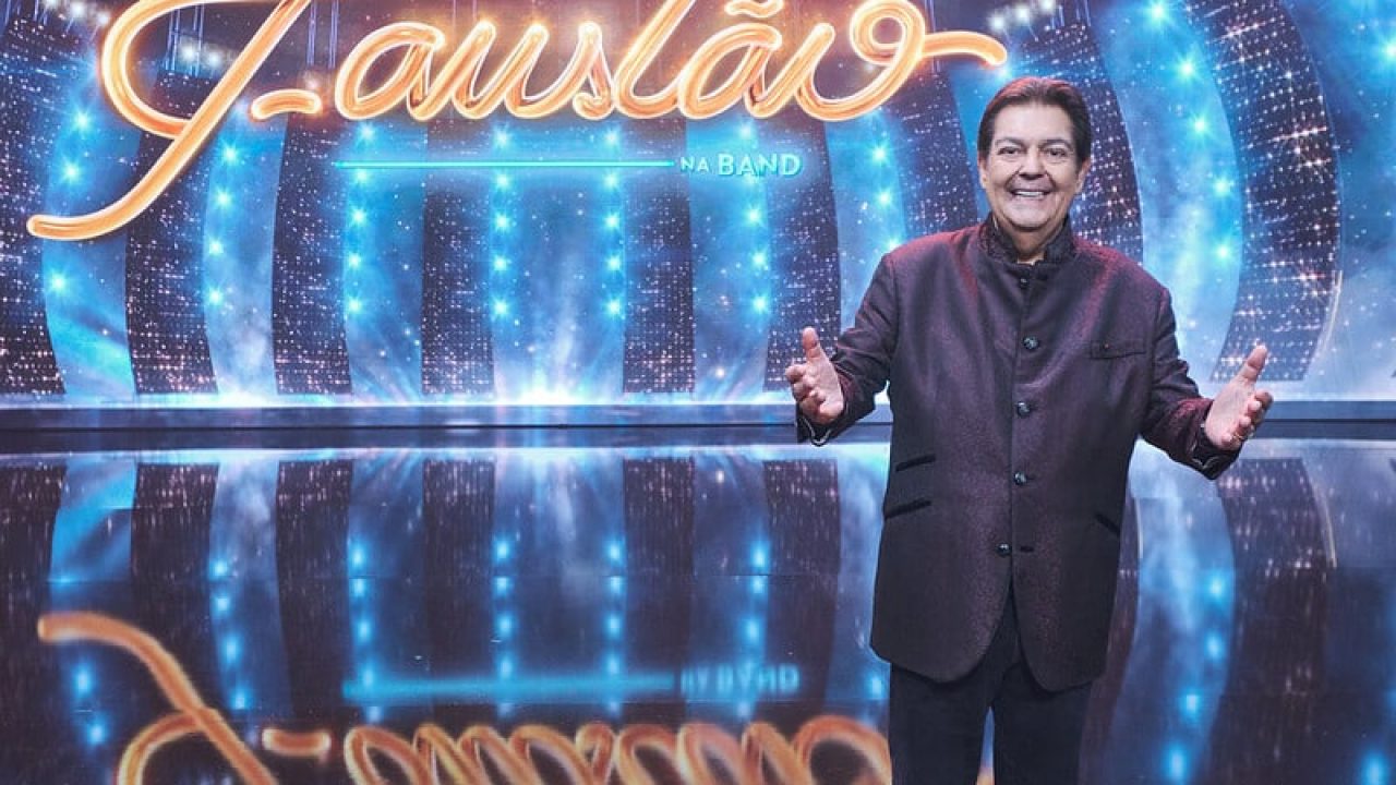 Imagem com foto de Fausto Silva no cenário do Faustão na Band