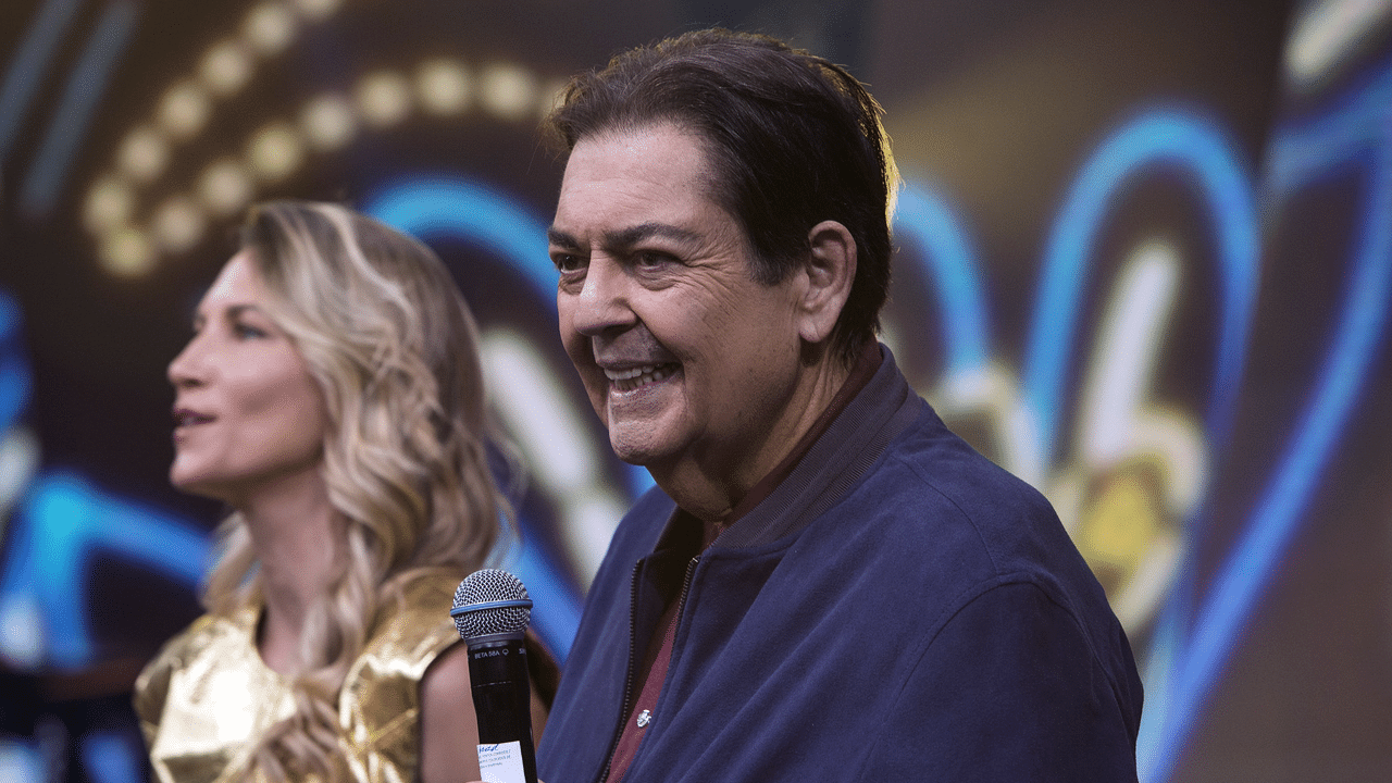 Imagem com foto do apresentador Fausto Silva no palco do Faustão na Band