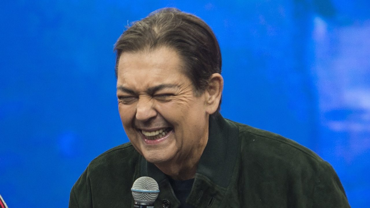 Imagem com foto de Fausto Silva no palco do Faustão na Band