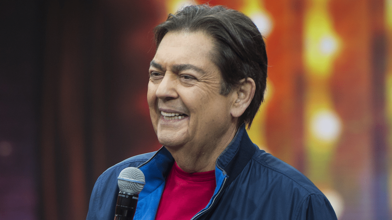 Imagem com foto do apresentador Fausto Silva no palco do Faustão na Band