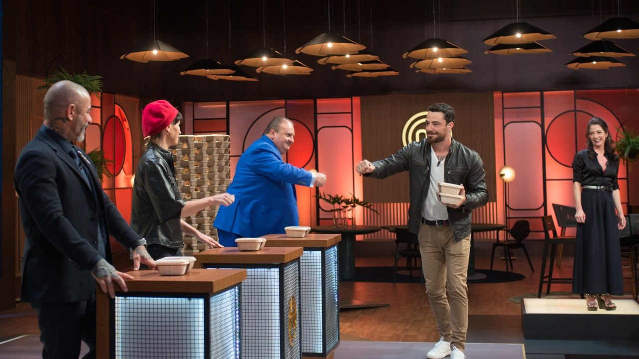 Felipe Titto vai ao estúdio do MasterChef para detalhar sua experiência ajudando pessoas em situação de vulnerabilidade (foto: Band/Carlos Reinis)